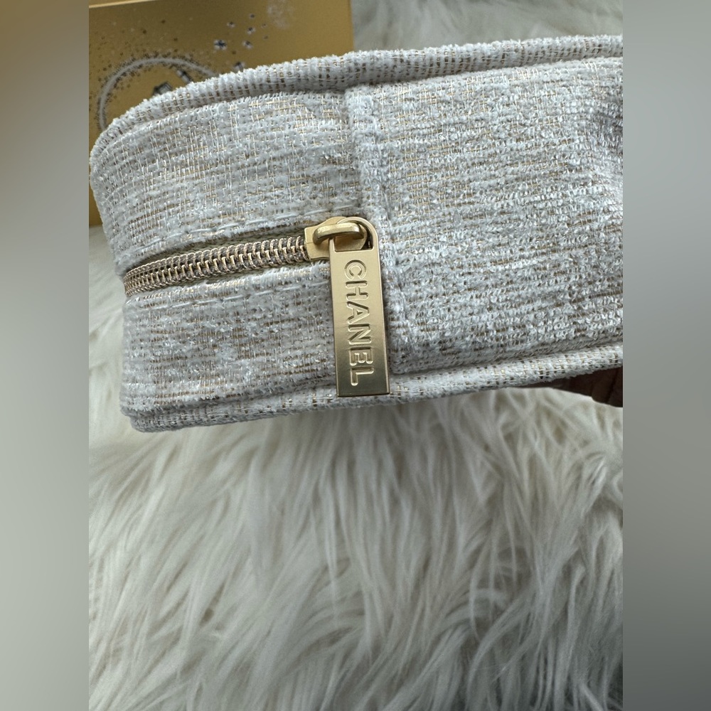 CHANEL 2023 Holiday Cosmetic Bag - Picture 3 of 6